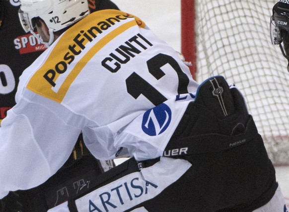 Berns Goalie Leonardo Genoni, links, im Duell mit Luganos Luca Cunti, rechts, waehrend dem Eishockey National League Spiel zwischen dem SC Bern und dem HC Lugano, am Freitag 15. Dezember 2017, in der  ...