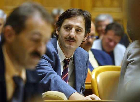Der SP-Nationalrat Mario Fehr, ZH, nimmt am Freitag, 4. Oktober 2002 in Bern im Nationalrat an der letzen Sitzung der Herbstsession 2002 der Eidgenoessischen Raete an den Schlussabstimmungen teil. (KE ...