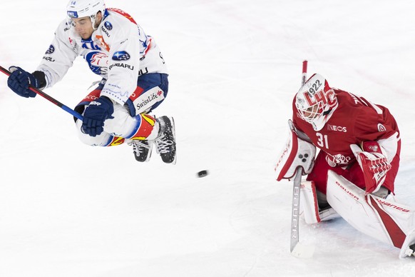 L&#039;attaquant zuerichois Chris Baltisberger, gauche, lutte pour le puck avec le gardien lausannois Sandro Zurkirchen, droite, lors de la rencontre du championnat suisse de hockey sur glace de Natio ...