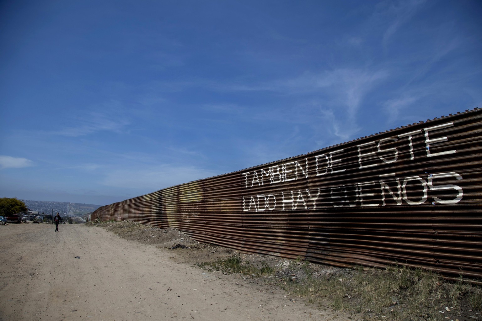 epa06648438 View of the fence that delimits the Mexican and US border in Tijuana, Mexico, 05 April 2018. US President Donald Trump announced he plans to send between 2,000 and 4,000 soldiers to the bo ...