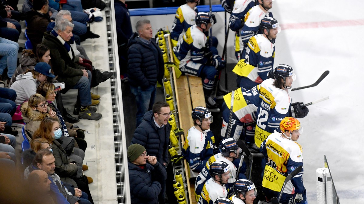 Ambri's players during the preliminary round game of National League A (NLA) Swiss Championship 2021/22 between HC Ambri Piotta against HC Lugano at the Gottardo Arena in Ambri, Friday, December  ...