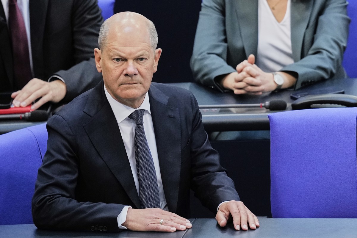 Outgoing German Chancellor Olaf Scholz reacts after Friedrich Merz was not elected new Chancellor in the first voting process at the parliament Bundestag in Berlin, Tuesday, May 6, 2025.(AP Photo/Ebra ...