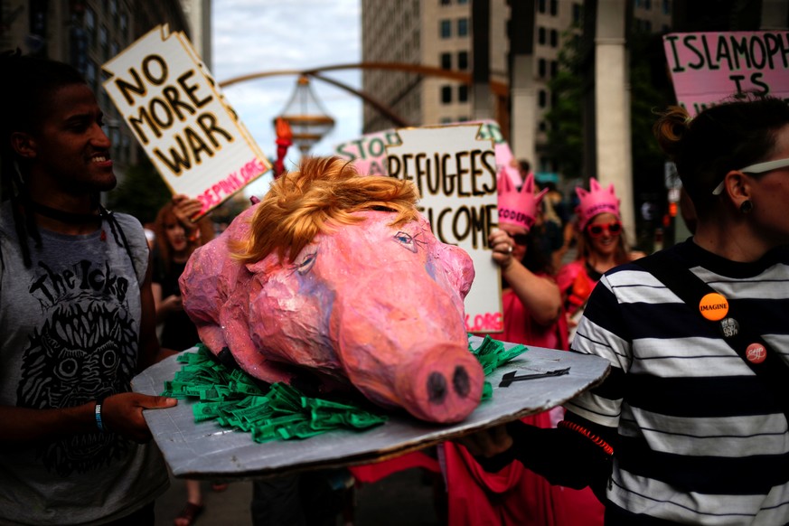 Demonstranten tragen eine Schwein-Attrappe mit Trump-Frisur durch Cleveland.