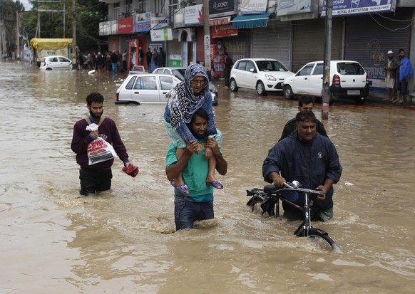 Eine ältere Frau wird in&nbsp;Srinagar in Sicherheit gebracht.