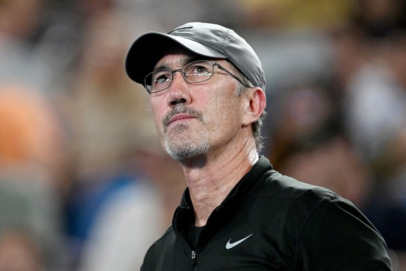 epa11098653 Darren Cahill, coach of Jannik Sinner, watches on during the quarterfinal match between Jannik Sinner of Italy and Andrey Rublev of Russia at the 2024 Australian Open in Melbourne, Austral ...