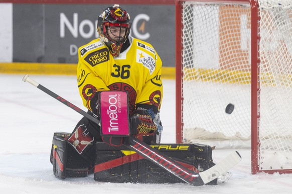Berns Torhueter Adam Reideborn wehrt einen Puck ab im Eishockey Qualifikationsspiel der National League zwischen dem EHC Biel und dem SC Bern, am Samstag, 4. November 2023, in der Tissot Arena in Biel ...