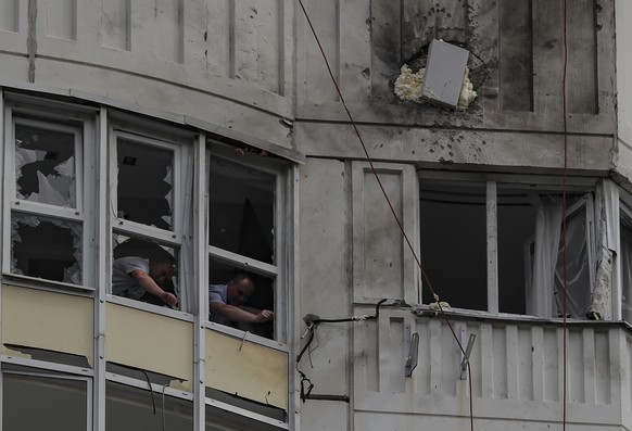 epaselect epa10662988 Russian investigators work in damaged apartment in a residential building following a reported drone attack in Moscow, Russia, 30 May 2023. An unmanned aerial vehicle (UAV) attac ...