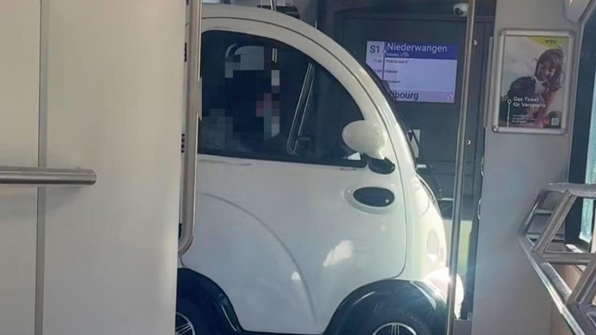 Frau-f-hrt-mit-Microcar-in-S-Bahn-Passagiere-ver-rgert