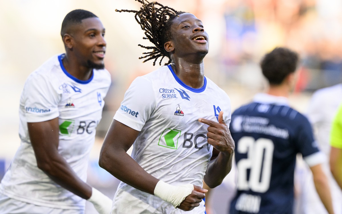 L'attaquant lausannois Kaly Sene, droite, celebre son but du 3 a 2 sur penalty avec l'attaquant lausannois Brighton Labeau, gauche, lors de la rencontre de football de Super League entre le  ...
