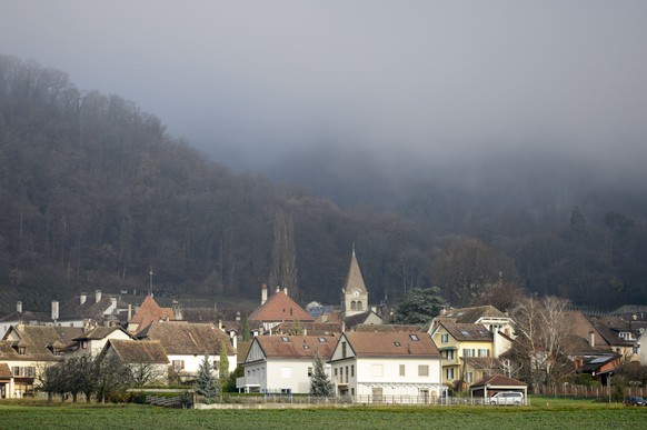 Le village de Bursins et son eglise, village d&#039;ou vient et habite le nouveau conseiller federal Guy Parmelin photographie le jour de l&#039;election du conseil federal ce mercredi 12 decembre 201 ...