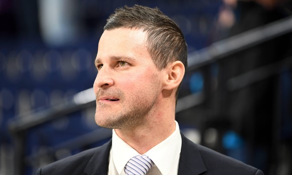 14.02.2017 Zürich Hallenstadion Eishockey Herren Saison 2016/2017 ZSC Lions - SC Bern. Bild zeigt Karriereende für Patrik Bärtschi (ZSC) Aktion Einzelbild