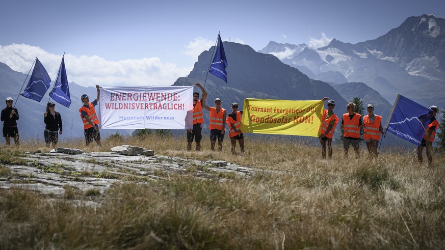 Des opposants au projet Gondosolar de l&#039;association privee Mountain Wilderness Suisse participent a la manifestation &quot;Feu dans les Alpes&quot; a l&#039;Alpjerung en dessus de la commune vala ...