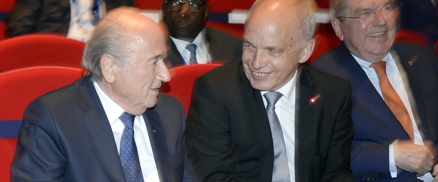Unheilige Allianz: Sepp Blatter und Ueli Maurer haben gut lachen, doch keine Steuern und keine Kontrollen sind Wachstumshormone für Korruption. &nbsp;&nbsp;