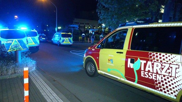 05.07.2026, Nordrhein-Westfalen., Essen: Ein Krankenwagen und Fahrzeuge der Polizei sind in der N�he eines Einsatzortes zu sehen. Bei einer Auseinandersetzung in Essen ist in der Nacht zum Sonntag ein ...