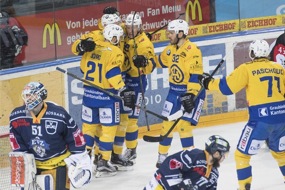 Die Davoser feiern das 1:2 beim fuenften Eishockey Playoff Halbfinalspiel der National League A zwischen dem EV Zug und dem HC Davos am Donnerstag, 30. Maerz 2017, in Zug. (KEYSTONE/Urs Flueeler)