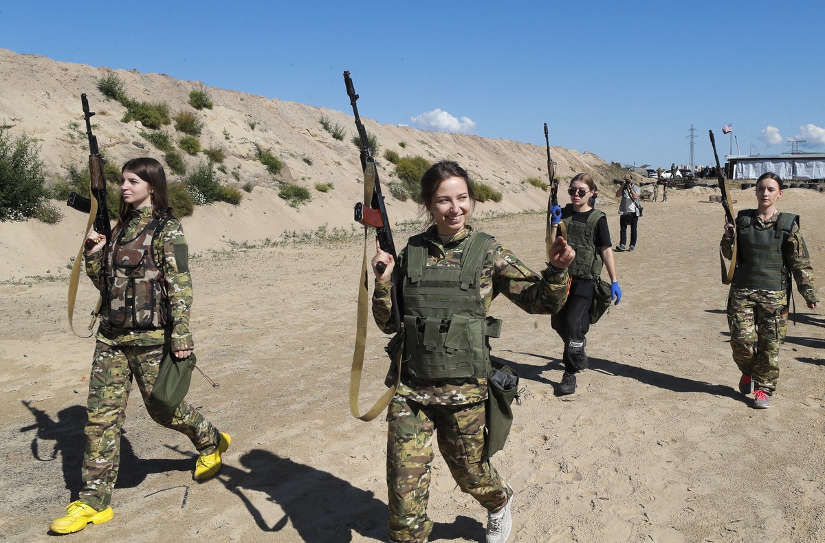 epa10741140 Ukrainian women attend the testing of a new women's military uniform during military training at a shooting range near Kyiv, Ukraine, 12 July 2023 amid the Russian invasion. Ukrainian ...