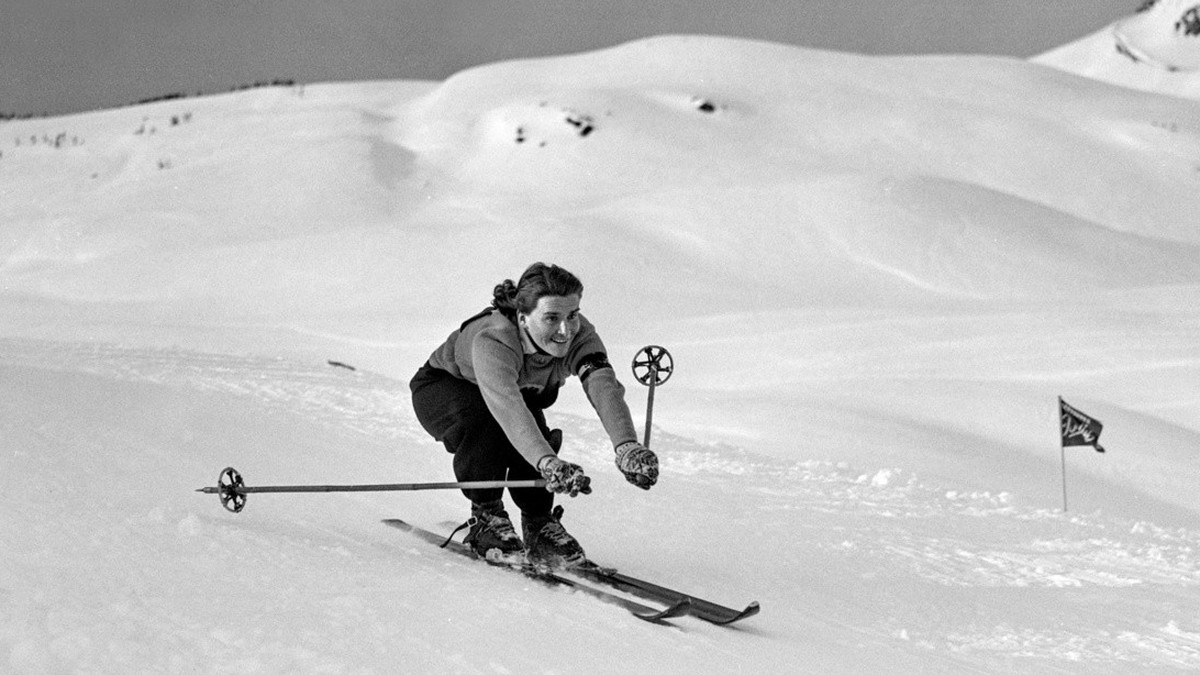 Die oesterreichische Skirennfahrerin Erika Mahringer bei den Olympischen Winterspielen 1948 in St. Moritz in Aktion in der Abfahrt, aufgenommen am 2. Februar 1948. Mahringer klassiert sich in der Abfa ...