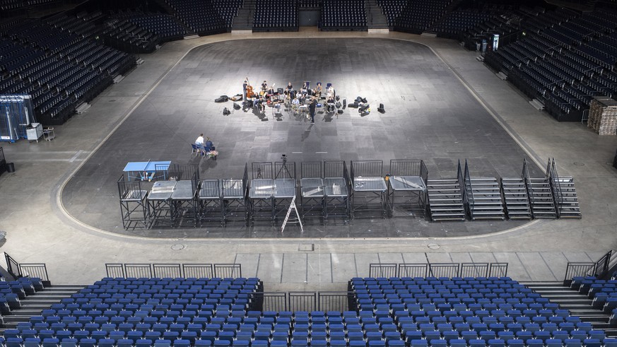 Das Zurich Jazz Orchestra probt unter den aktuellen Abstandsregeln im Hallenstadion in Zuerich, aufgenommen am Freitag, 3. Juli 2020. (KEYSTONE/Ennio Leanza)