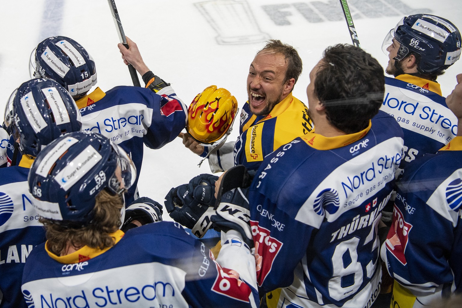Die Zuger mit Jan Kovar, mitte, feiern den Schweizermeister Titel nach dem Spiel 3 des Playoff 1/2 Finalspiel der Eishockey Meisterschaftsspiel der National League zwischen dem EV Zug und den SC Rappe ...