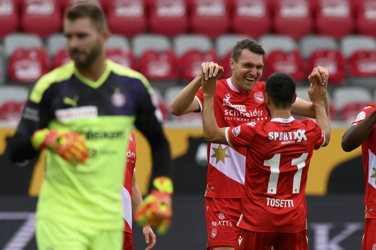 Thuns Nikki Havenaar, Mitte, jubelt nach seinem Tor (1-0) mit Thuns Matteo Tosetti, rechts, an der Seite von Servettes Torhueter Jeremy Frick, links, im Fussball Meisterschaftsspiel der Super League z ...