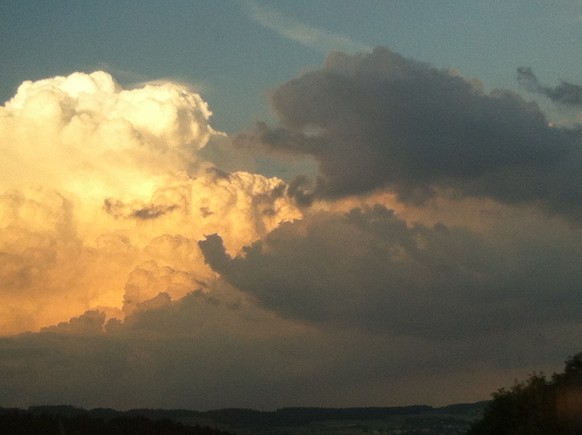 Mein Facebook-Testbild: Wolken bei Aarau.