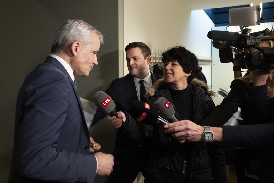 Bundesratskandidat Beat Jans, Regierungspraesident Basel-Stadt, links, beantwortet nach seiem Hearing bei der Konferenz baeuerlicher Parlamentarier Fragen von Journalisten, waehrend Bundesratskandidat ...