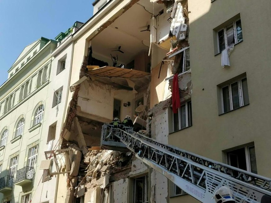 Nach einer Explosion in Wien klafft ein riesiges Loch in der Fassade eines Gebäudes.