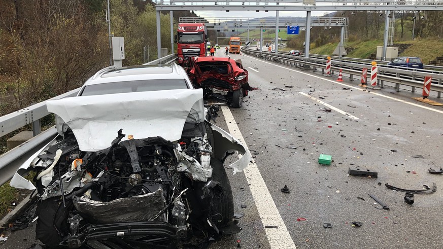 HANDOUT --- Auf der A3 bei Effingen prallte am Mittwoch, 27. November 2019, ein Automobilist mit massiver Wucht ins Heck eines anderen Wagens. Dieser wurde nach vorne gegen einen Lastwagen geschoben u ...