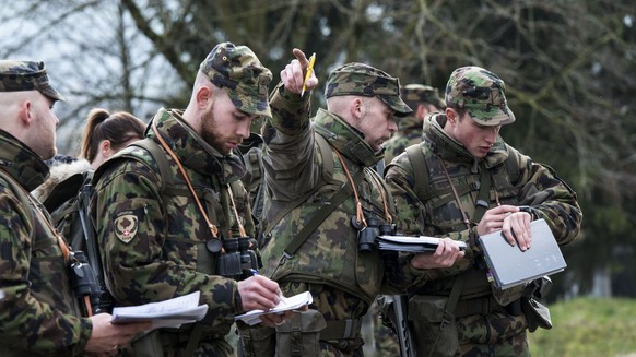 ARCHIVBILD ZUR MELDUNG, DASS DER BUNDESRAT 2021 IM RAHMEN DER ARMEEBOTSCHAFT RUND 2,3 MILLIARDEN IN DIE ARMEE INVESTIEREN WILL, AM DONNERTAG, 18. FEBRUAR 2021 - Soldaten der Schweizer Armee bei einer  ...