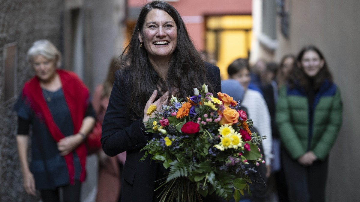 Staenderatskandidatin Tiana Angelina Moser, GLP, freut sich ueber ihren Wahlsieg nach dem zweiten Wahlgang fuer den zweiten Staenderatssitz, aufgenommen am Sonntag, 19. November 2023 im Cabaret Voltai ...