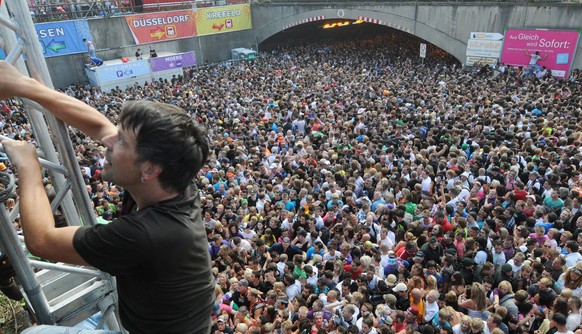 epa02260013 Thousands of ravers gather in front of a tunnel where shortly after a mass panic took place at this year&#039;s techno-music festival &#039;Loveparade&#039; in Duisburg, Germany, 24 July 2 ...