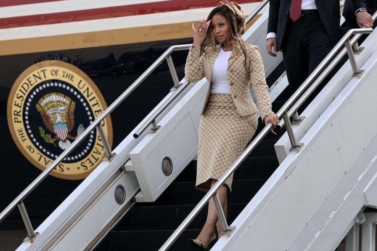 Steven Cheung imagine Nicki Minaj en porte-parole de la Maison-Blanche après un échange à bord d’Air Force One.