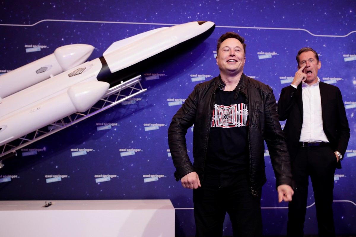 epa08855503 SpaceX owner and Tesla CEO Elon Musk (L) poses as Axel Springer's Chairman of the Board Mathias Doepfner (R) looks on after arriving on the red carpet for the Axel Springer award, in  ...