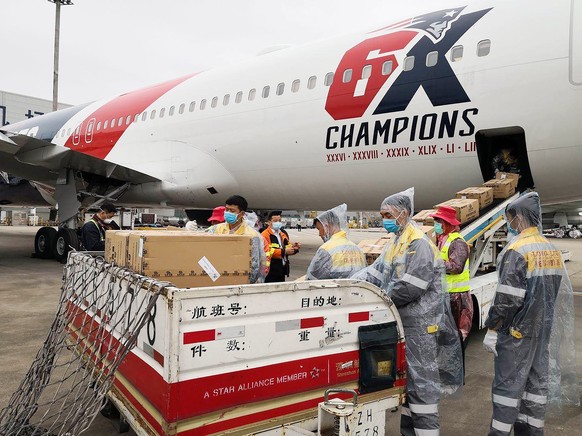 epa08338931 A handout photo made available by the New England Patriots&#039; team shows workers loading more than one million N95 masks into the New England Patriots team plane in Shenzhnen, China, 02 ...