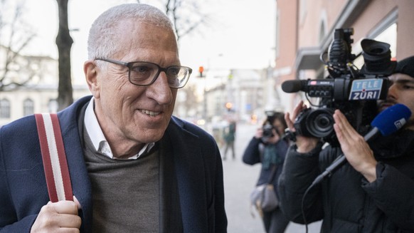 Der ehemalige Raiffeisenchef Pierin Vincenz erscheint zum Raiffeisen-Prozess des Zuercher Bezirksgerichts vor dem Volkshaus, am Mittwoch, 9. Februar 2022, in Zuerich. Die Staatsanwaltschaft wirft dem  ...