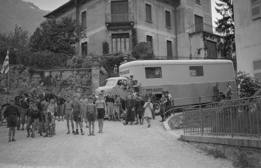 Kinder belagern in Roveredo GR den Entstörungswagen von Pro Radio, 1950er Jahre.