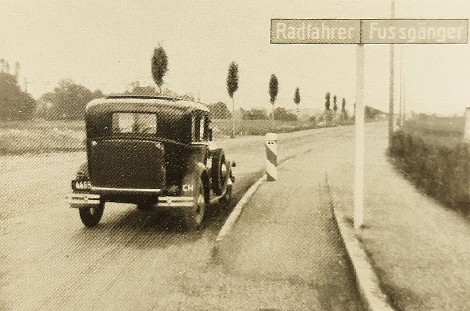 Durchgangsstrasse Zürich-Winterthur mit Radfahrweg und Fussgängerstreifen, um 1935.