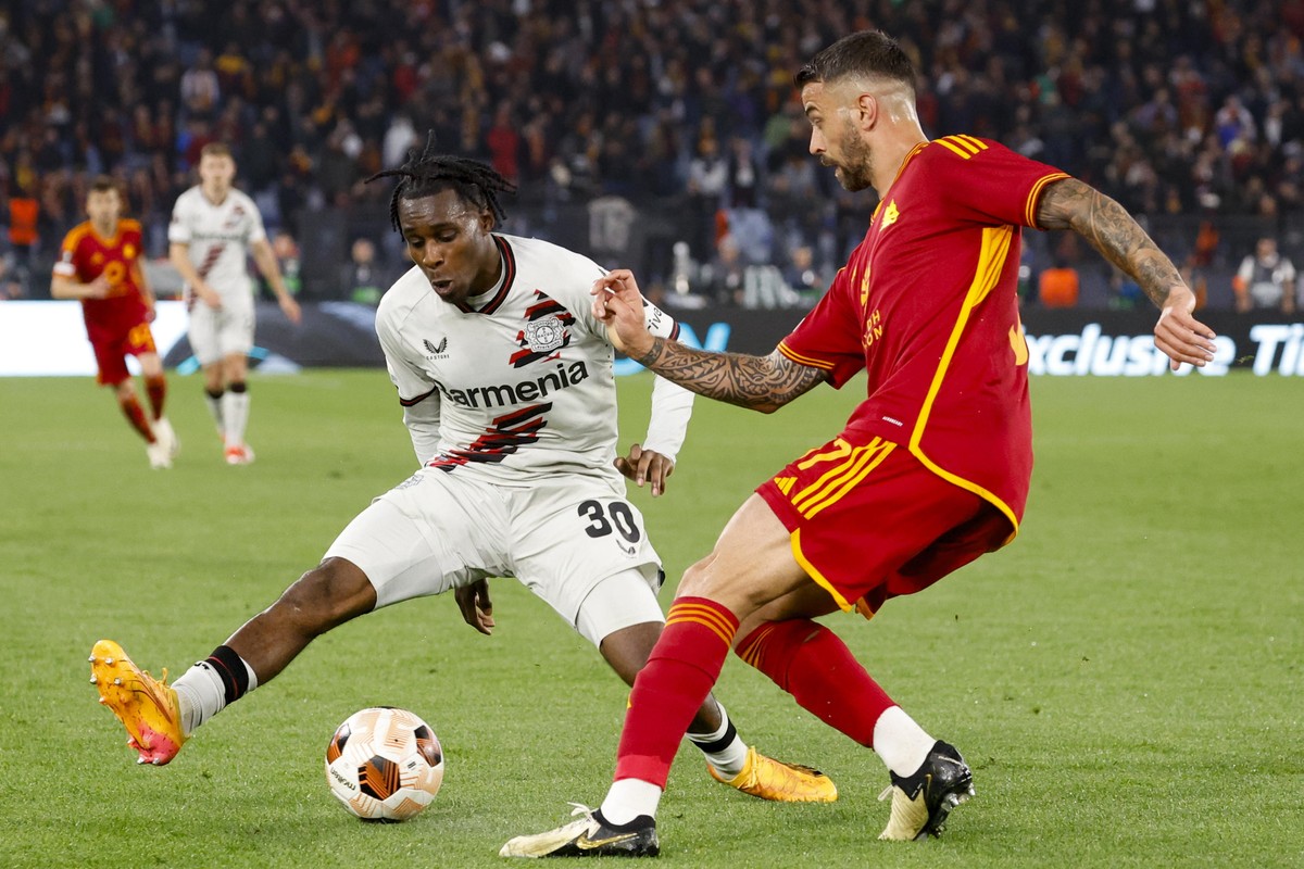 epa11315365 Leverkusen's Jeremie Frimpong (L) in action against AS Roma's Leonardo Spinazzola during the UEFA Europe League semifinal 1st leg soccer match between AS Roma and Bayer Leverkuse ...