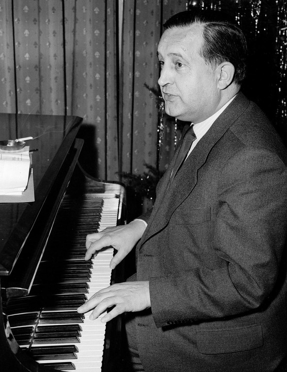 ** FILE ** German composer Norbert Schultze plays the piano in Berlin on a January 1956 file photo. Schultze, whose song &#039;Lili Marleen&quot; struck a chord with World War II soldiers from Europe  ...