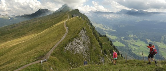 Wanderer auf dem Panoramaweg oberhalb des Hoch Ybrig bei schoenstem Herbstwetter in Unteriberg (SZ) am Sonntag, 11. September 2016. (KEYSTONE/Walter Bieri)