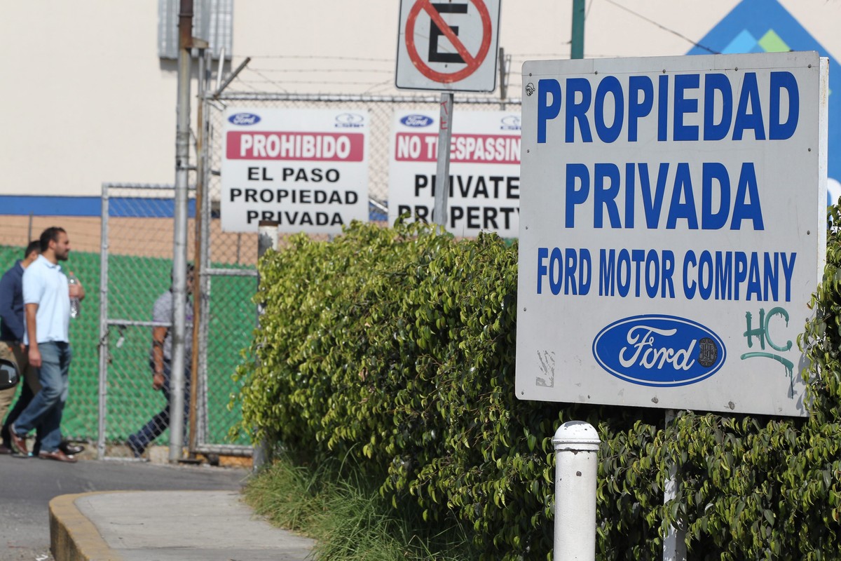 epa05696739 General view of the Ford car plant in the city of Cuautitlan, Mexico, 03 january 2017. Ford canceled the 1.6 billion US Dollar investment in the Mexican town of San Luis de Potosi, where i ...