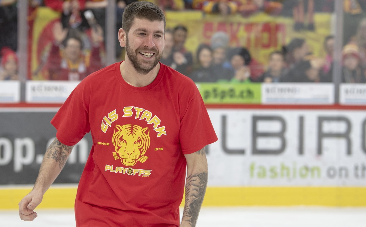 Tigers, Chris DiDomenico, und Fans, feiern den Einzug fuer die Playoffs 2018/19, nach dem Meisterschaftsspiel der National League, zwischen den SCL Tigers und dem SC Bern, am Samstag 2. Maerz 2019 im  ...