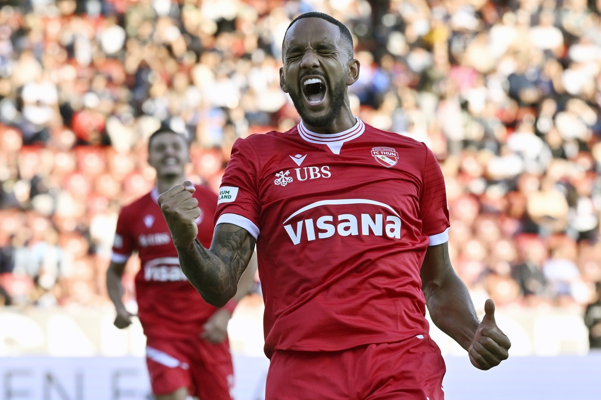 Der Thuner Christopher Ibayi jubelt nach dem 0-3 beim Fussballspiel der Super League FC Zuerich gegen den FC Thun im Stadion Letzigrund in Zuerich am Samstag, 23. August 2025. (KEYSTONE/Walter Bieri )