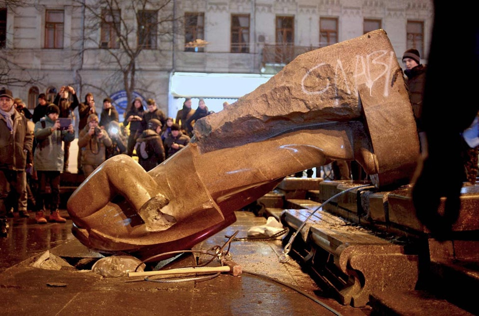 Schon am 8. Dezember musste die Statue in Kiew dran glauben: Demonstranten holten den überlebensgrossen Lenin vom Podest.&nbsp;