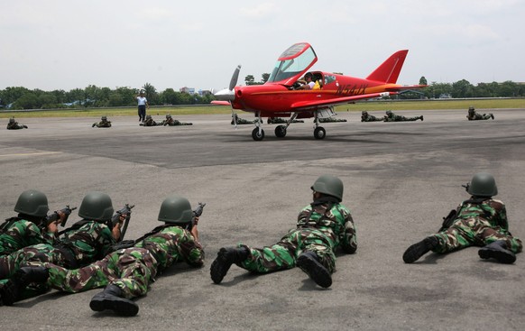 Peier war am Freitag von zwei F-16-Kampfjets zur Landung gezwungen und am Boden von bewaffneten Soldaten empfangen worden.