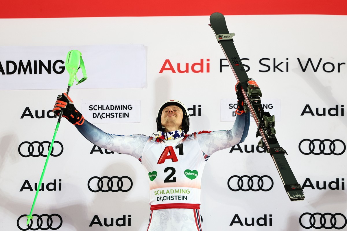 epa12689256 First placed Henrik Kristoffersen of Norway celebrates on the podium after the Men's Slalom race at the FIS Alpine Skiing World Cup in Schladming, Austria, 28 January 2026. EPA/ANNA S ...