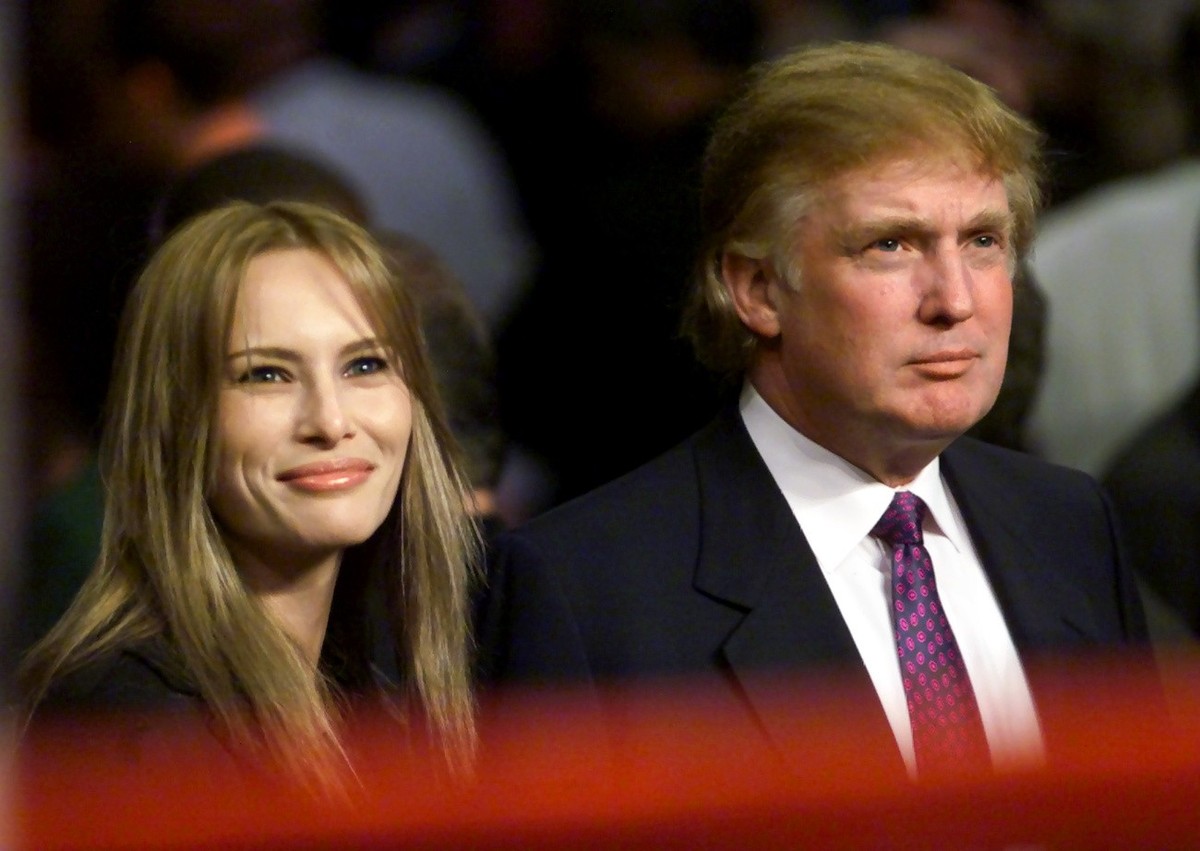 Melania Knauss and Donald Trump sit ringside for the Lennox Lewis-Michael Grant WBC/IBF Heavyweight Championship fight, Saturday, April 29, 2000, at New York's Madison Square Garden. (KEYSTONE/AP ...