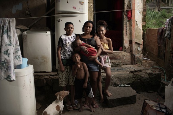 Die Jugendlichen wachsen ohne Perspektive auf: eine Mutter mit vier von ihren sieben Kindern in der Turano-Favela vor Rio de Janeiro in Brasilien, April 2020.