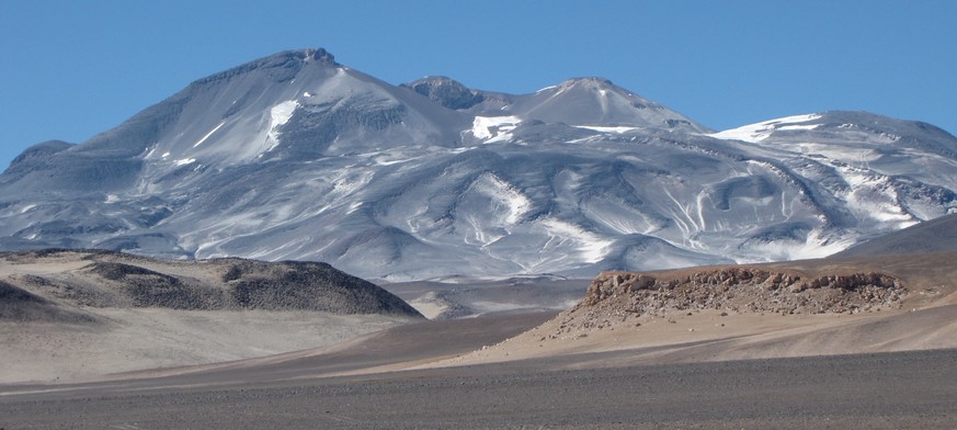 Der Ojos del Salado ist der zweithöchste Berg Südamerikas und der höchste aktive Vulkan der Welt. Er liegt im chilenischen Niemandsland – sämtliche Höhenrekorde für Fahrzeuge wurden hier erzielt.
