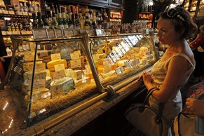 Käseauslage in einem russischen Geschäft. Die Sanktionen betreffen Käsesorten aus Europa
